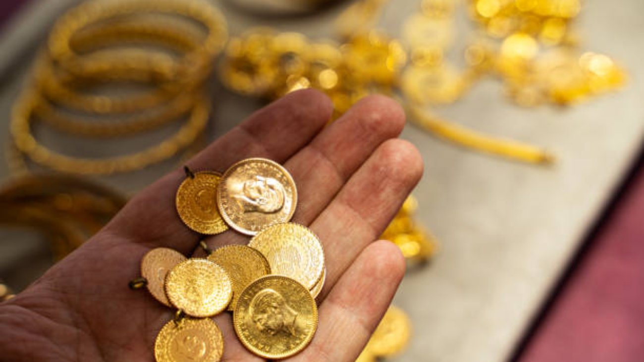 Silver vs Gold 2025: Which Should You Buy First?