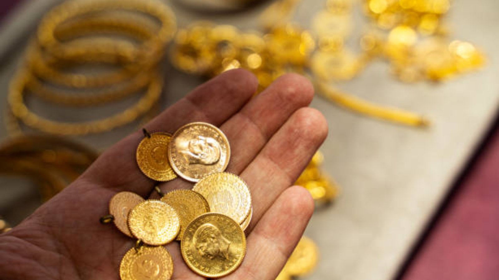 Silver vs Gold 2025: Which Should You Buy First?